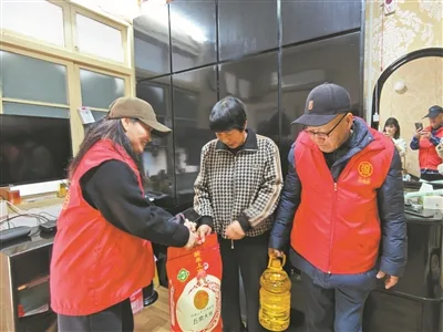 冬日暖阳叩心门 “温暖列车”驶入鹿城蒲鞋市社区