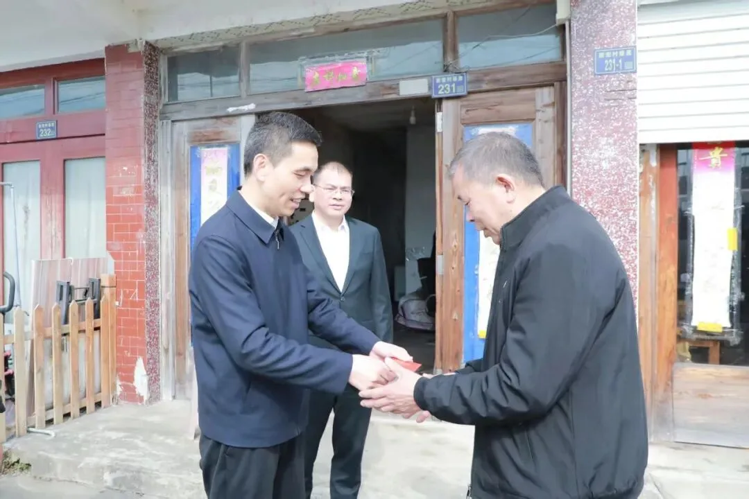 苍南县四套班子领导看望慰问老干部、老党员、困难群众及退伍军人