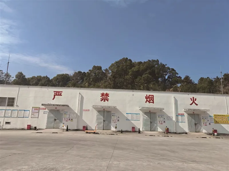 直击烟花仓库大检查：手机禁入、穿防静电服