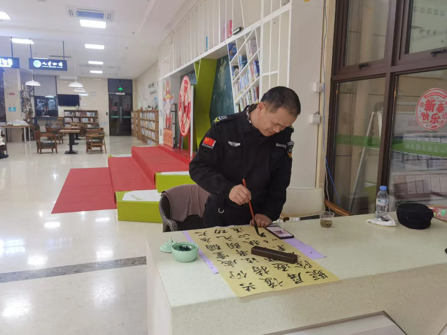 图书馆里的“扫地僧”！泰顺一保安为市民写对联