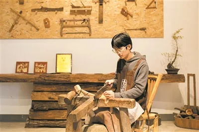 牵手温博打造联名款 90后“梳”出新路火出圈