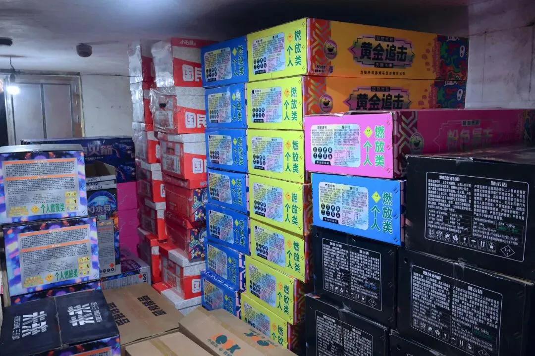 零容忍！龙湾查获非法烟花爆竹1018箱