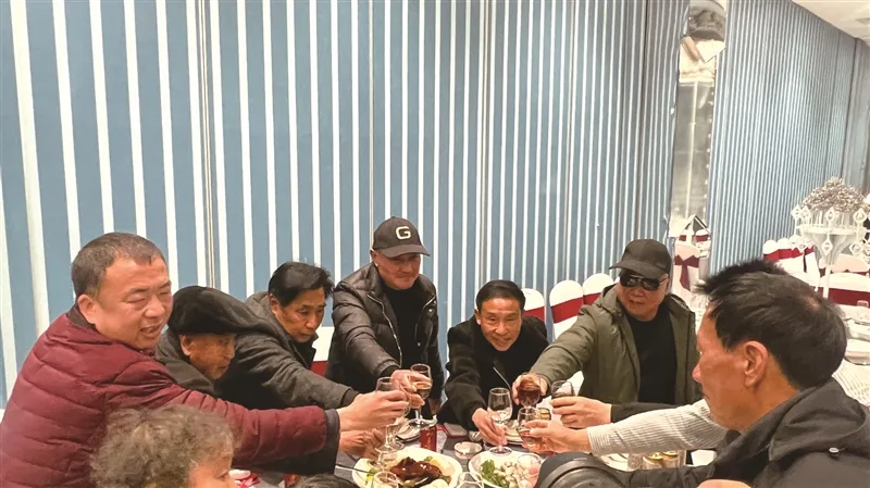 相距六十公里寻亲六十春秋 九弟回家了