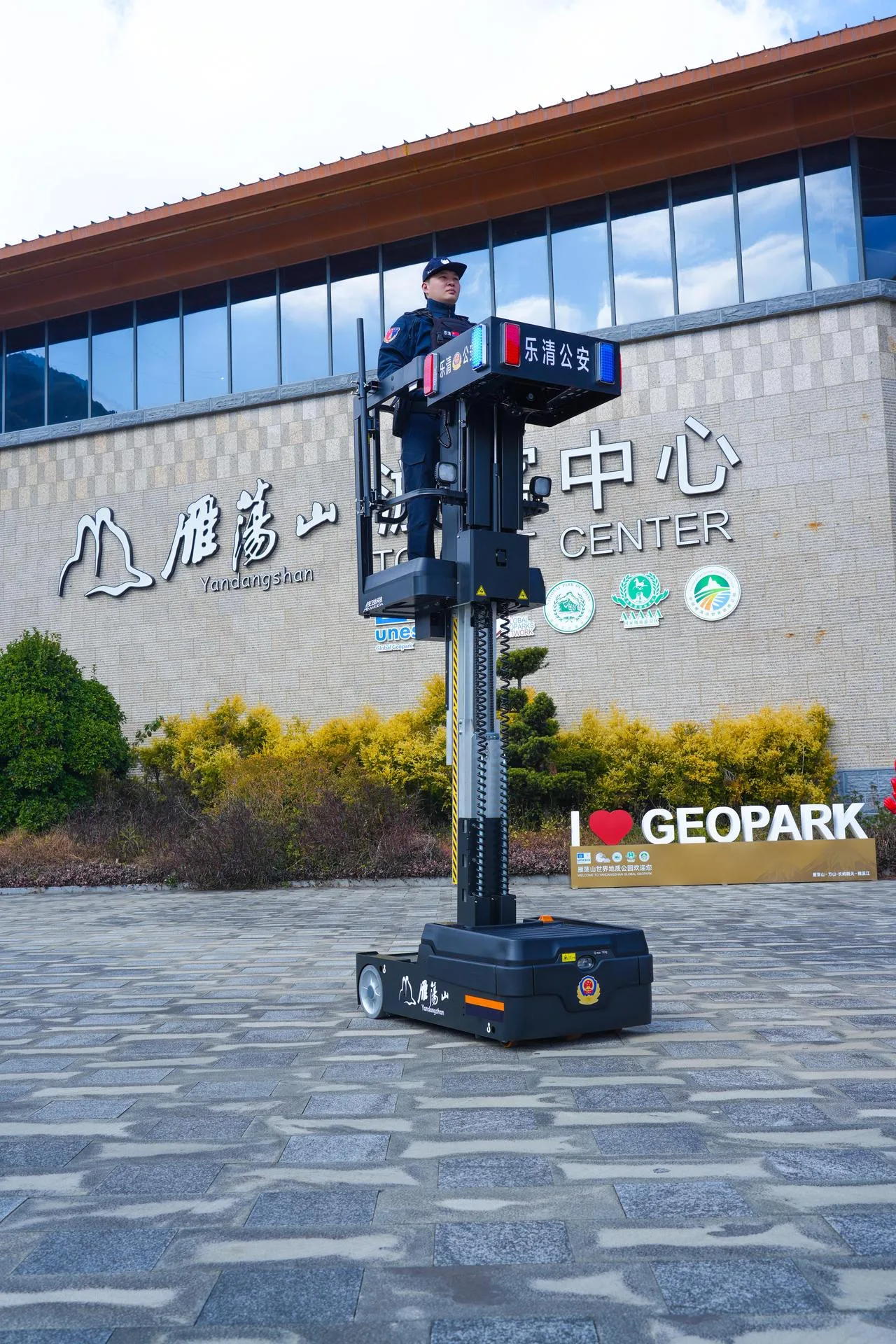 当好游客的“千里眼” 温州首台移动瞭望塔空降雁荡山