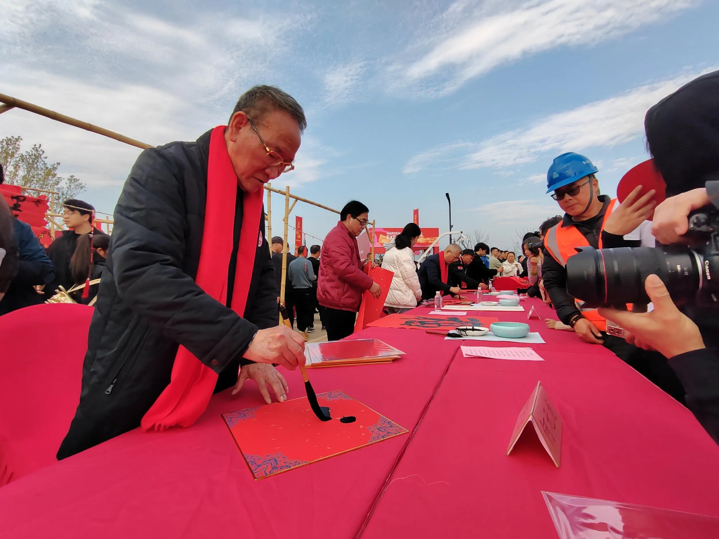 园博园里翰墨飘香人气旺 机器人、书法名家组团送“福”
