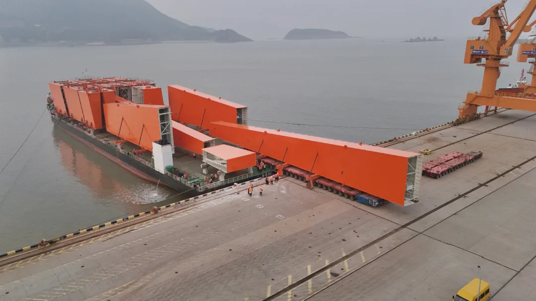 核心装备开始交付！3800t超大吨位门式起重机落地浙江（华东）深远海风电母港