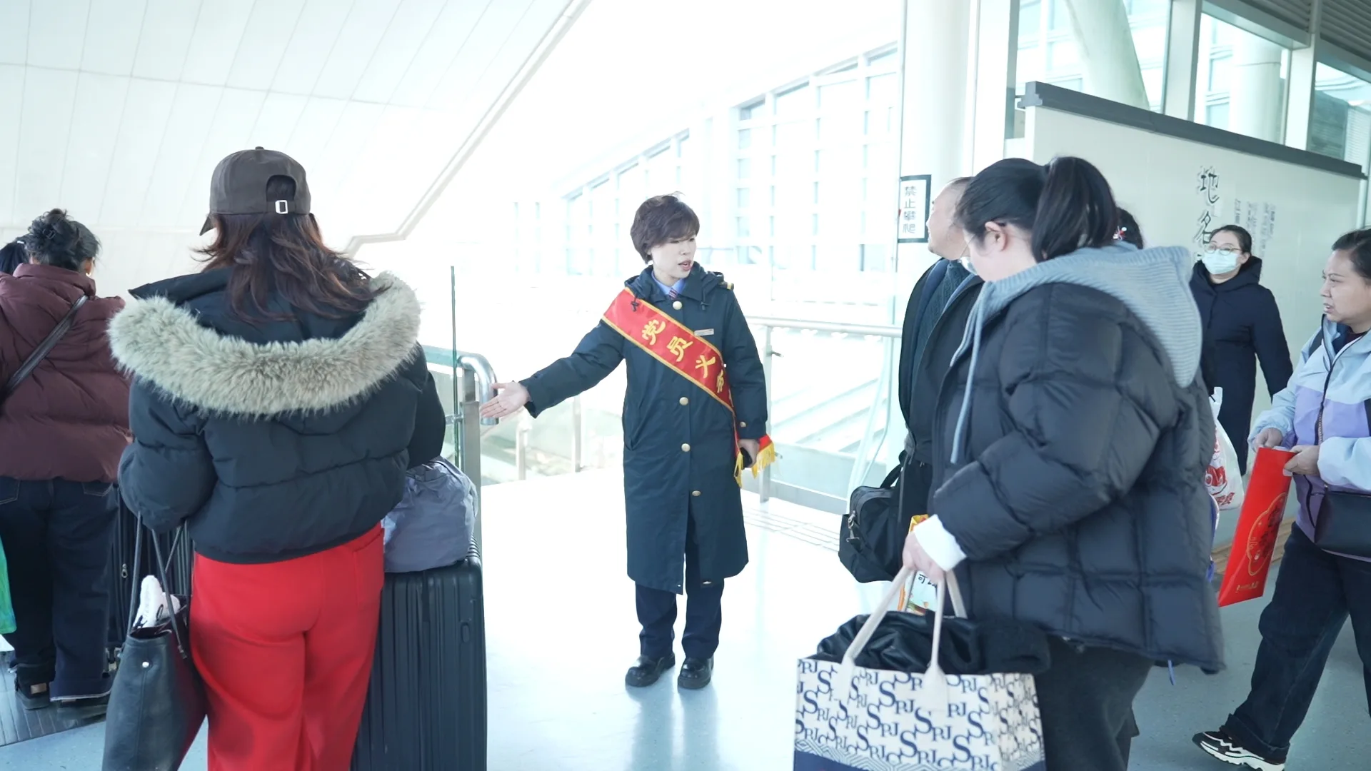 新春走基层丨春运里的暖心“管家”姜若梅：在铁路瑞安站度过的第十个除夕