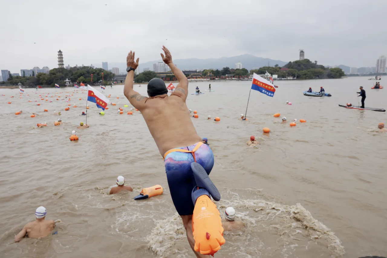 大年初一 温州249名冬泳爱好者横渡瓯江过春节