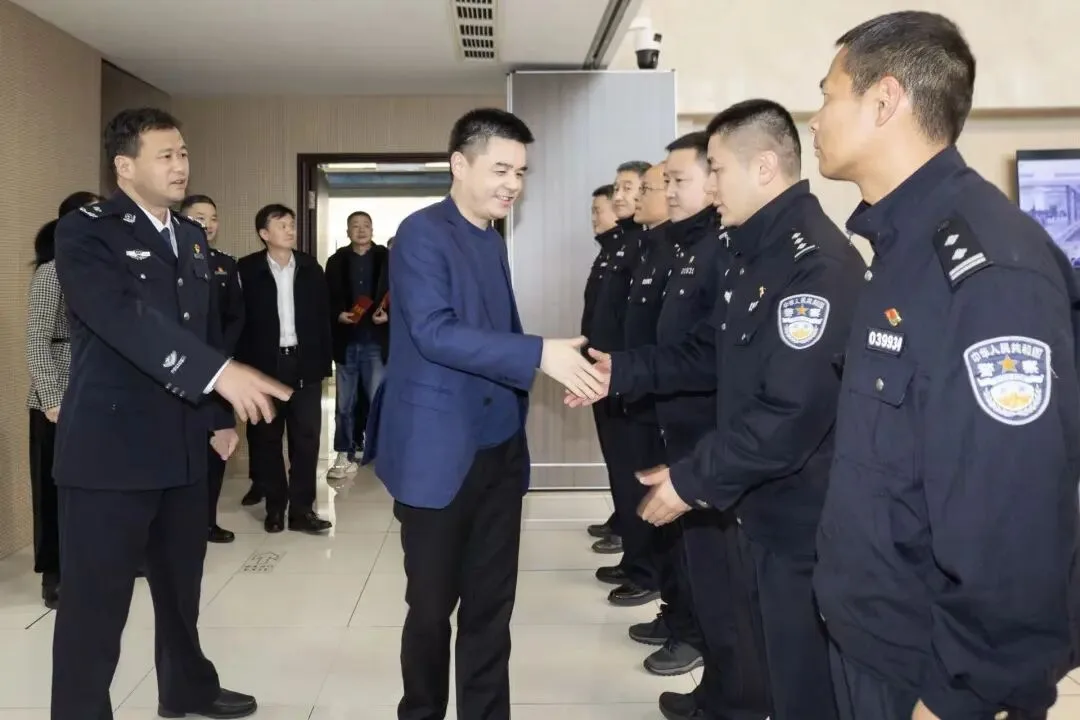 龙湾区领导开展春节节前慰问暨市场保供、食品安全、安全生产检查