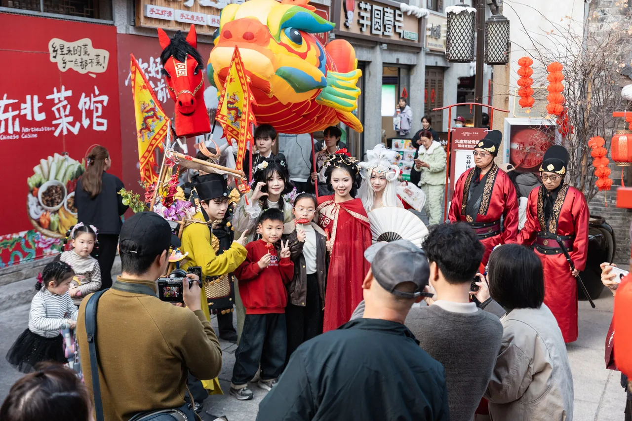 在龙湾寺前街，跟着鳌鱼灯寻唐韵