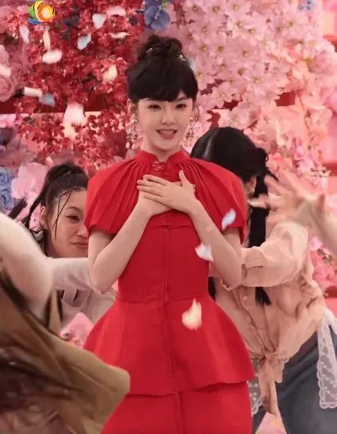 温州女星章若楠，春晚“一秒变装”真相曝光