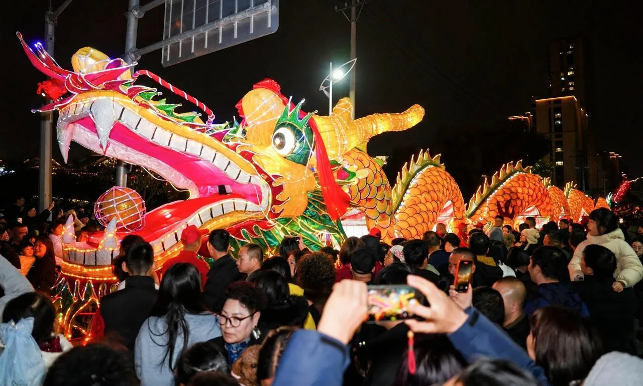 55米龙灯巡游 瓯海梧田老街烟火庆元宵