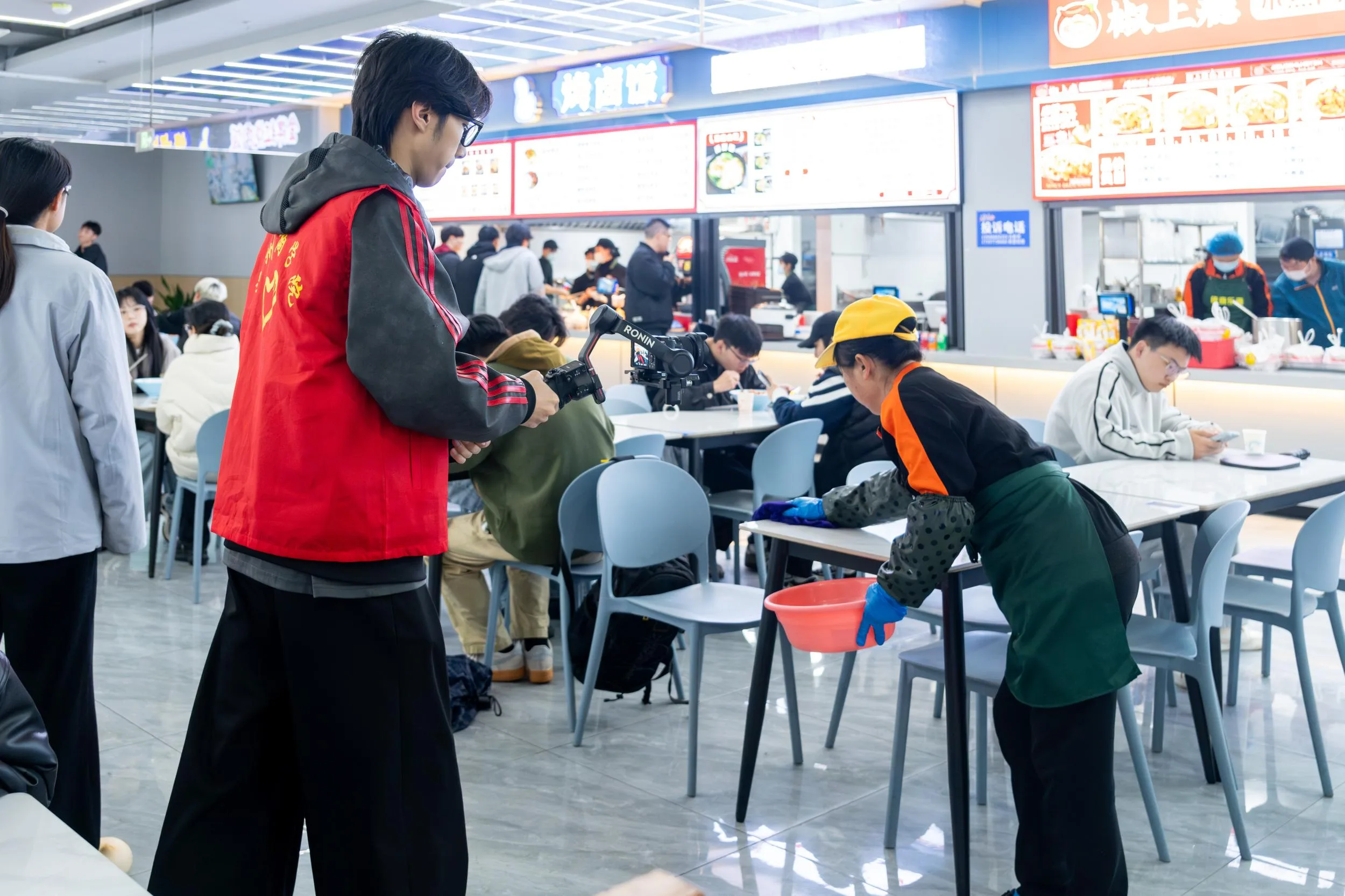 学雷锋月，温商院学子用镜头记录善意