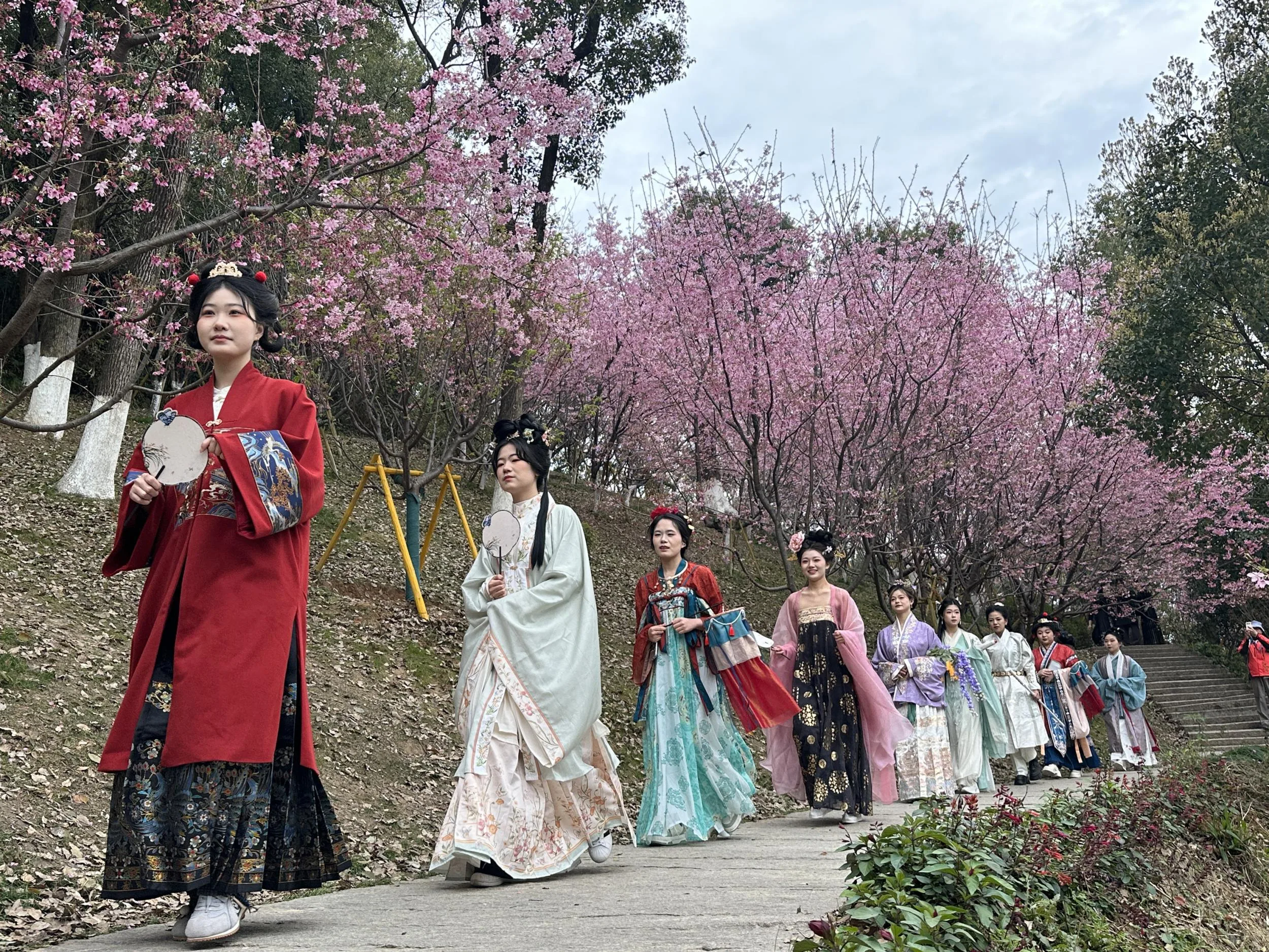 华服载道，春熙同行