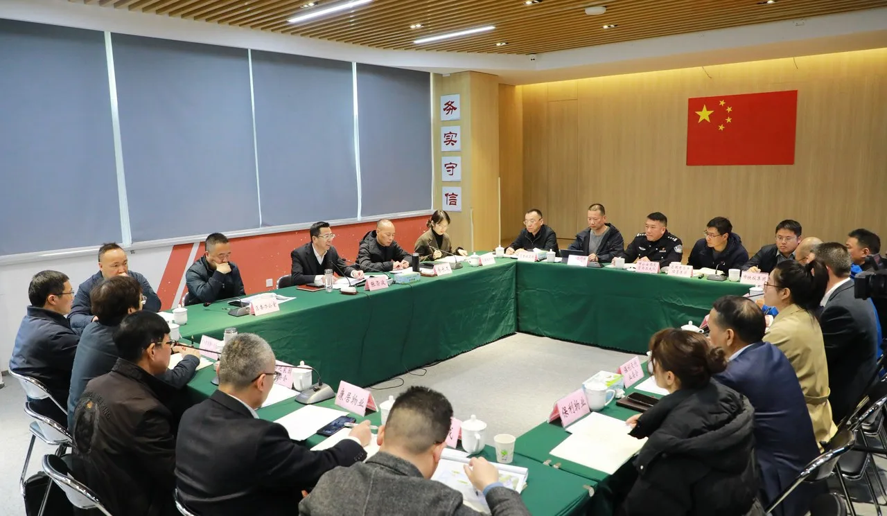 鹿城小区议事现场，区领导为何来了200多趟