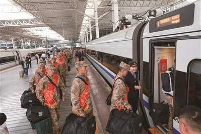 少年戎装赴使命 热血青春献国防