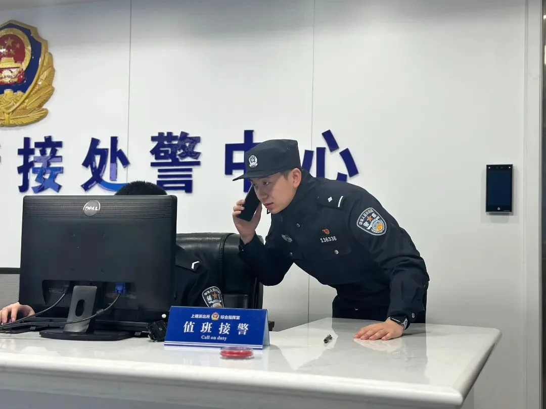 珠宝店老板误扔50克黄金 民警3小时从废品堆里找回