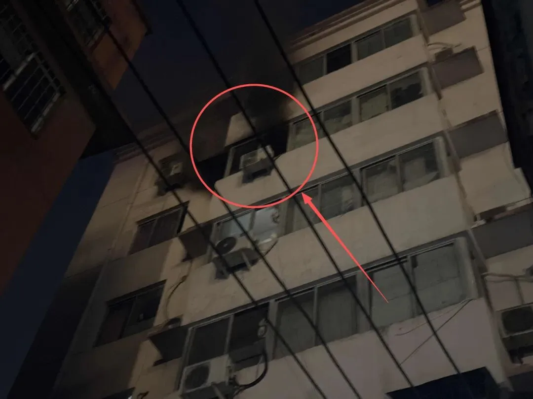 00后辅警冲入火海秒“烫头”，网友：最帅的逆行，最酷的发型！