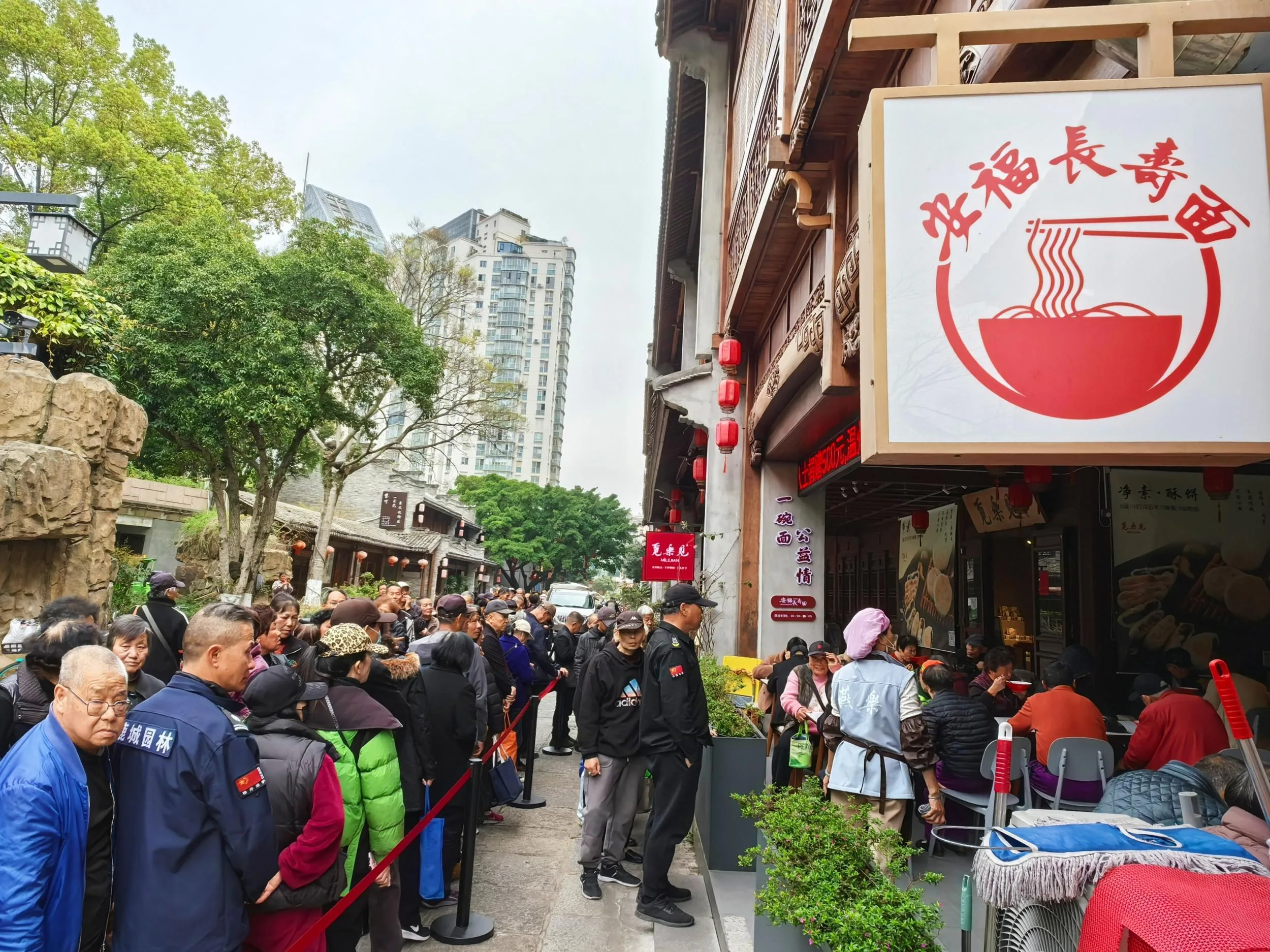 松台山脚这家面馆日供600碗免费素面，一个善举何以被一座城温柔“托举”？