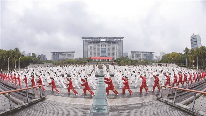 首个“国际太极拳日” 300多名拳友共展风采