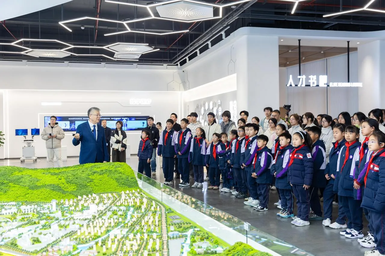 激扬青春力量 李校堃院士在基因药谷宣讲两会精神