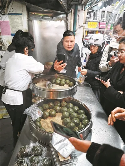 “糯叽叽”清明饼上市 市民排队尝鲜