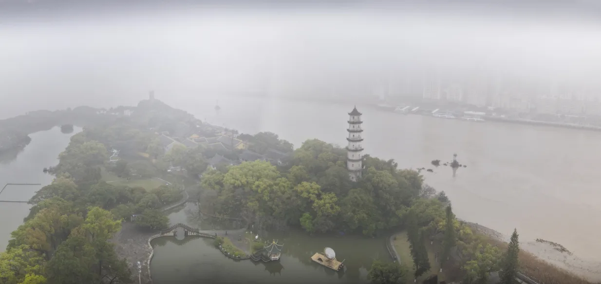 雾锁瓯江添诗意
