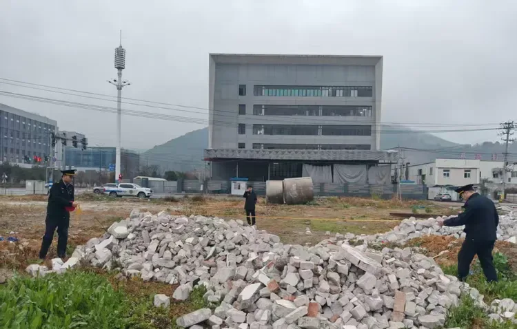 鹿城执法联动公安锁证据 偷倒建筑垃圾被立案