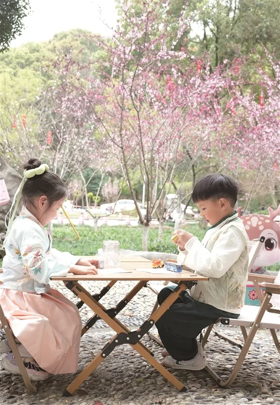 景山公园春日盛宴仍在继续 550余株桃树正值盛花期，邀你来赏