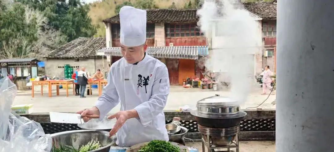 这位永嘉大厨开着“流动厨房”，在深山里为留守老人做了八年免费宴席