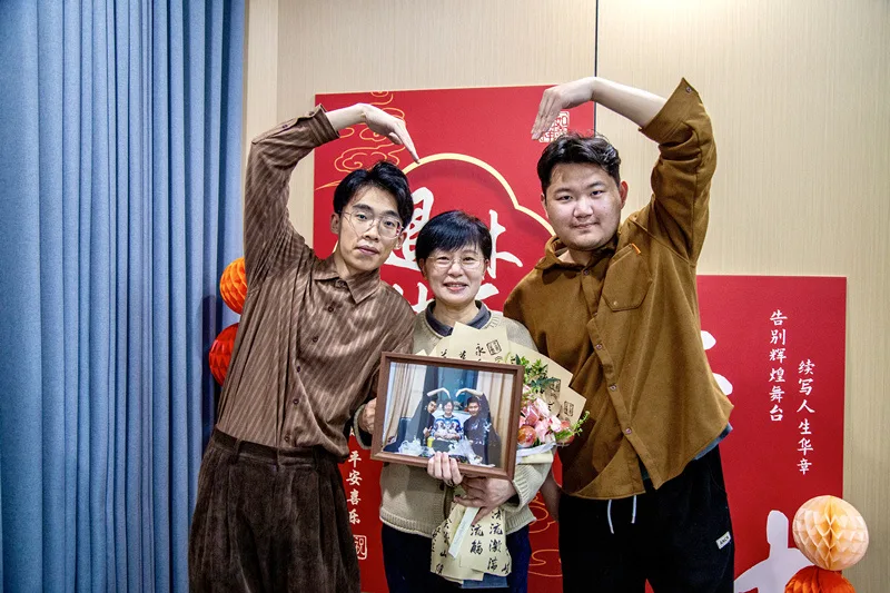 温商院的“小飞侠”退休了，学生从全国各地赶来送别