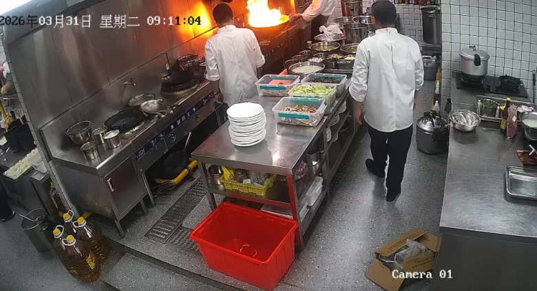 后怕！小小火苗险酿大祸，店员面对火情手足无措