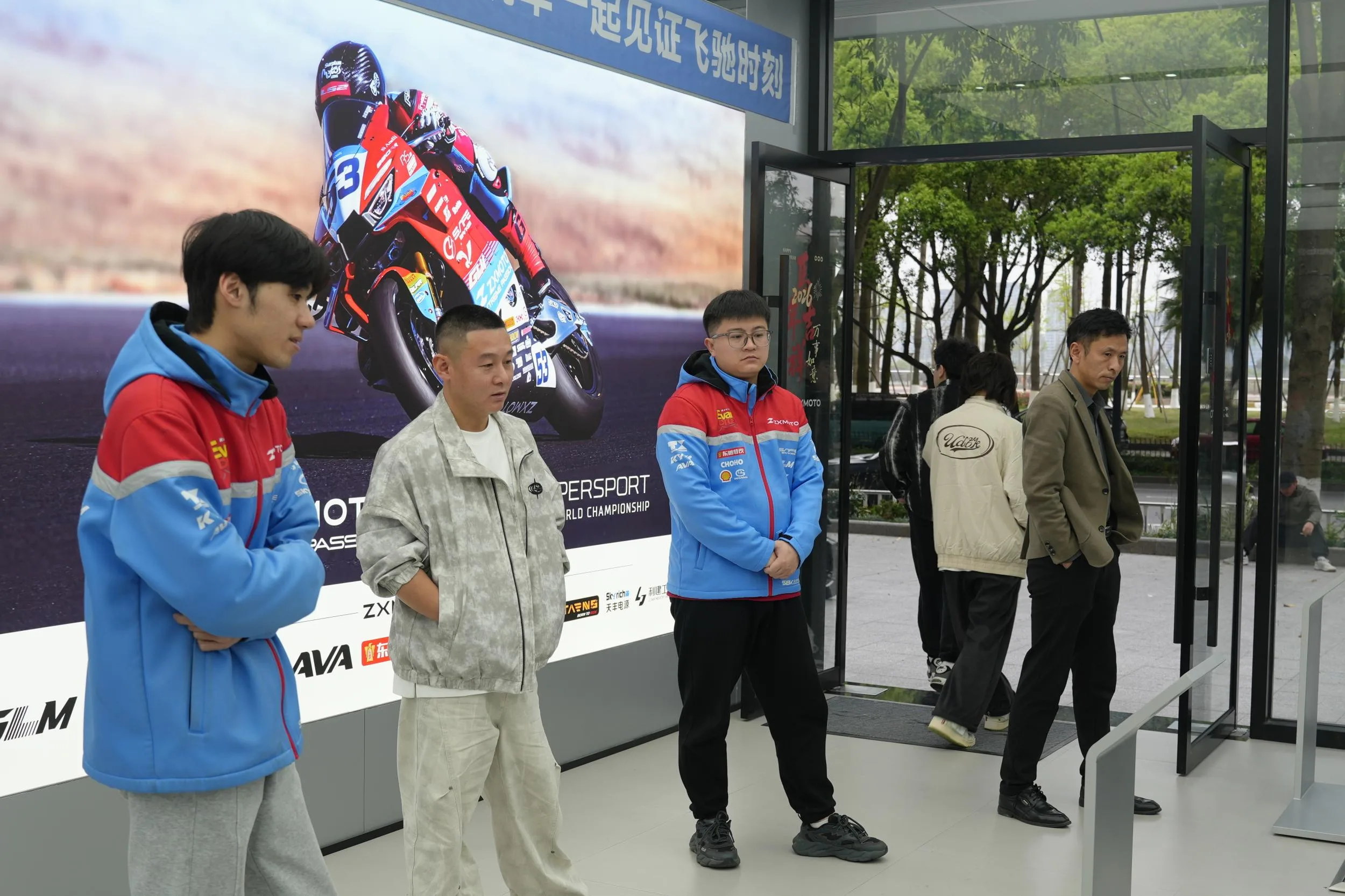 张雪机车同款车型销量翻倍 经销商提醒避免冲动消费