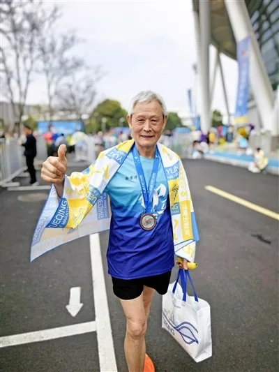 徐荣华：73岁“老顽童”把养老过成“炫技” 马拉松魔方轮滑样样精通