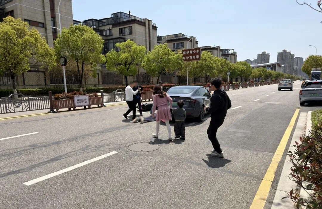 一下冲出十几人！乐清街头这一幕，太燃了