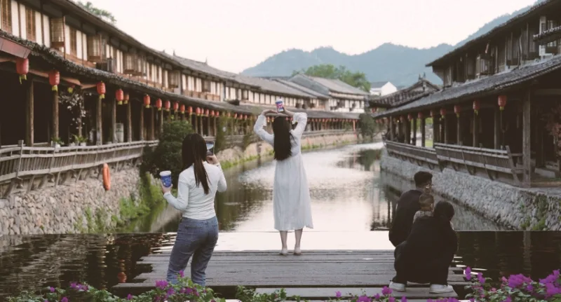 丽水古街：堤上长廊“丽”影浮波 人借山势“水”润一方