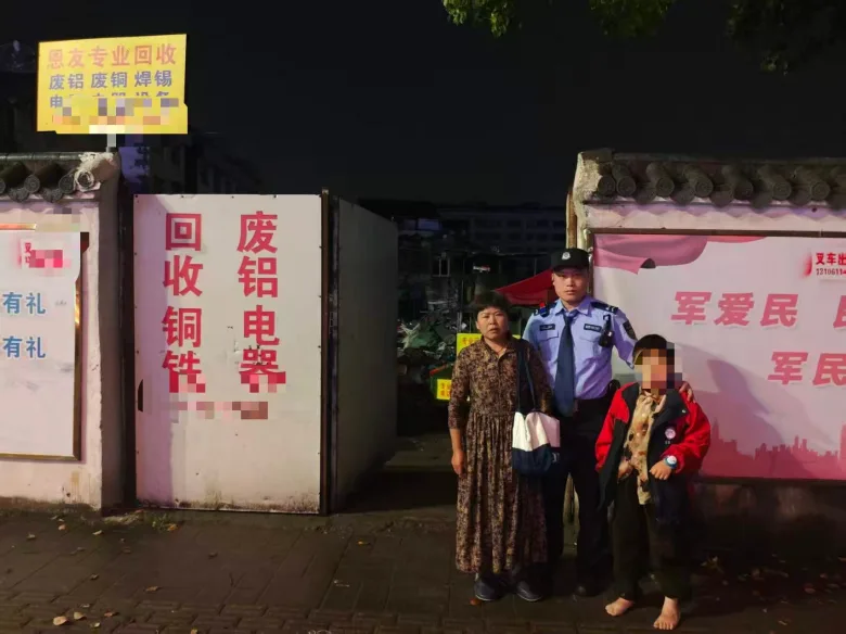11岁男孩光脚走到30公里外的机场，民警连夜将其送回家