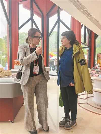 跨越万里的中意情缘 意大利市长带团打卡意大利馆