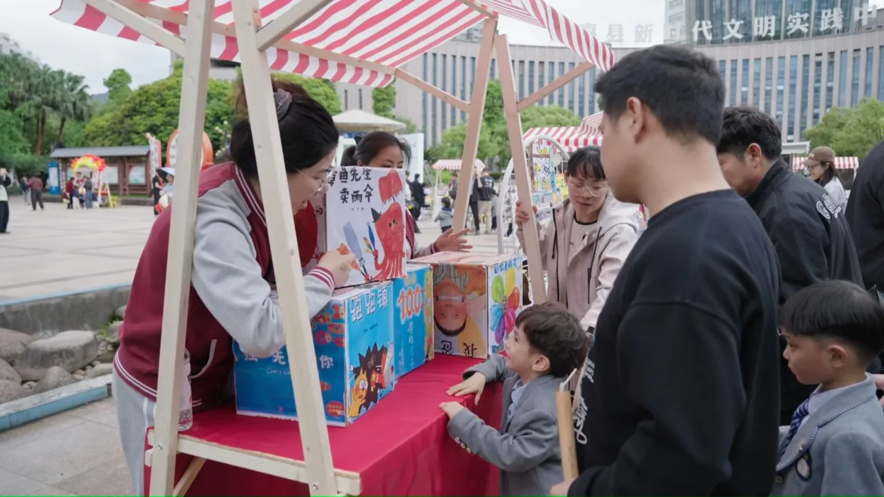 修补破损绘本、用树叶制作书签……永嘉把阅读活动送到百姓家门口