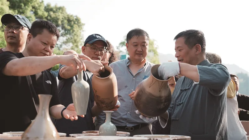 入窑一色出窑万彩 超万件瓯窑青瓷惊艳出炉