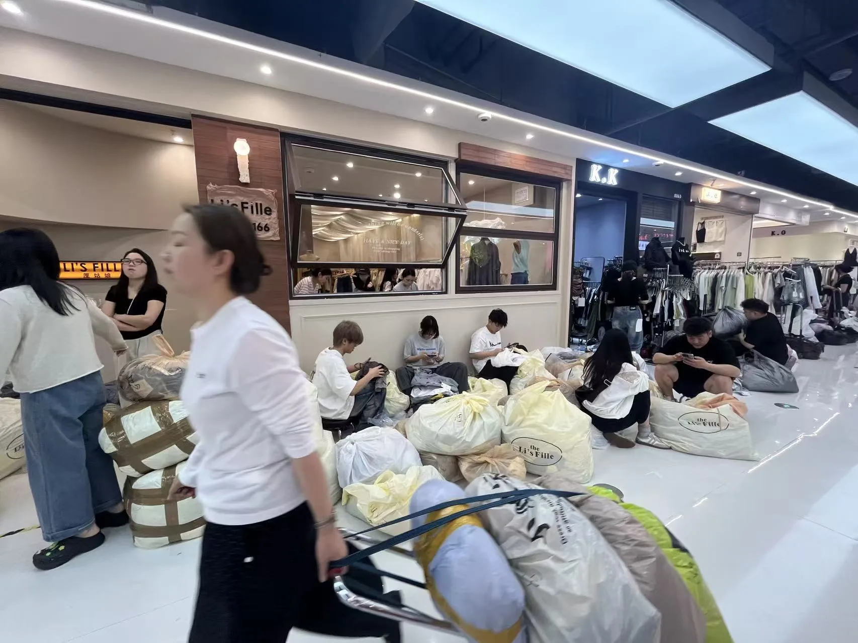 “五一”未到市场先热 温州服装市场节前销售井喷