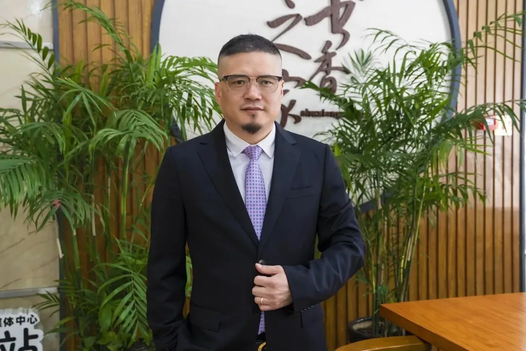 温州老板创业失败出国摆摊，如今坐拥餐饮连锁集团公司和20多家百货商店