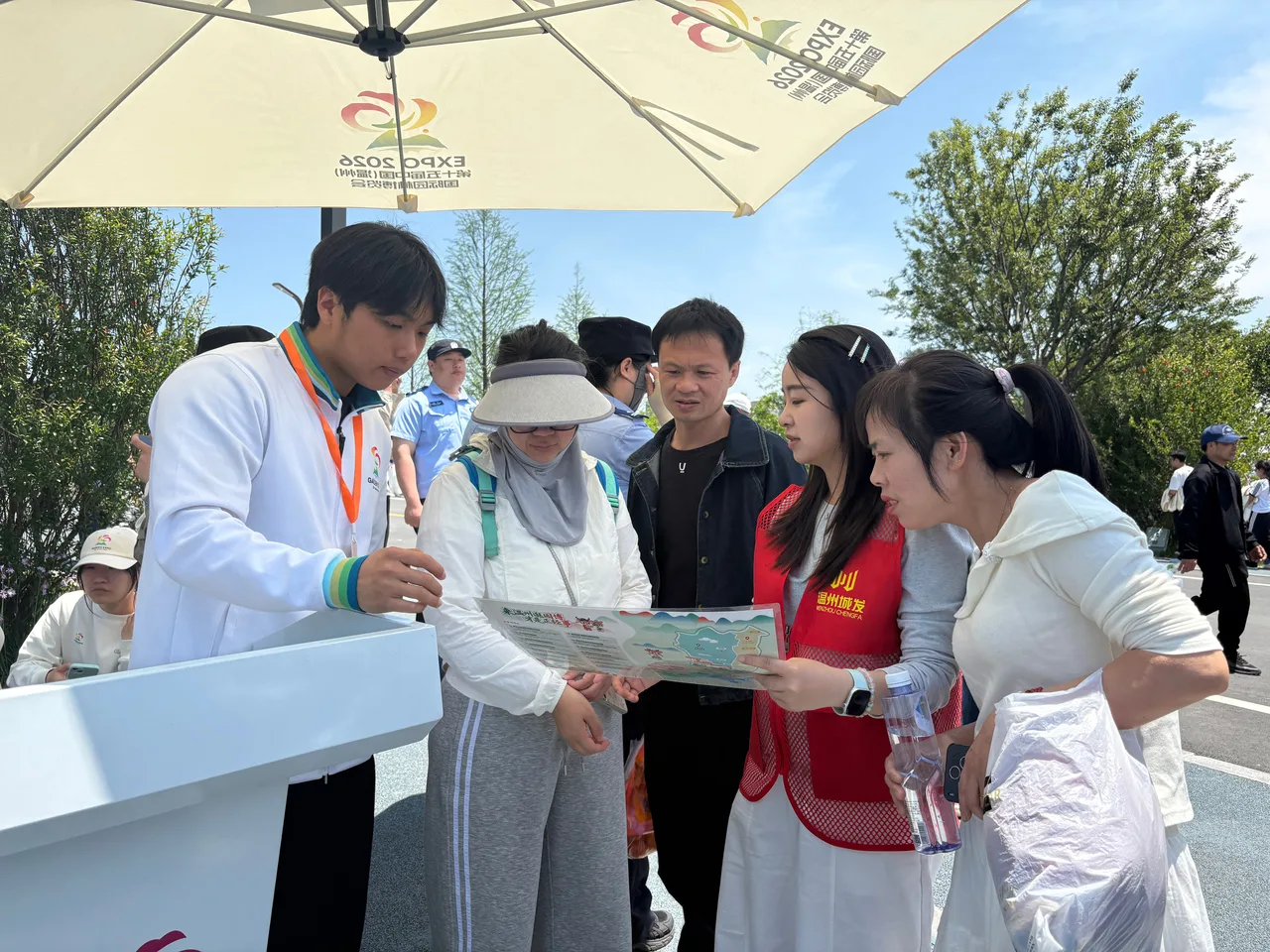 跟着假日值守工作人员保障服务 我在温州园博园当向导