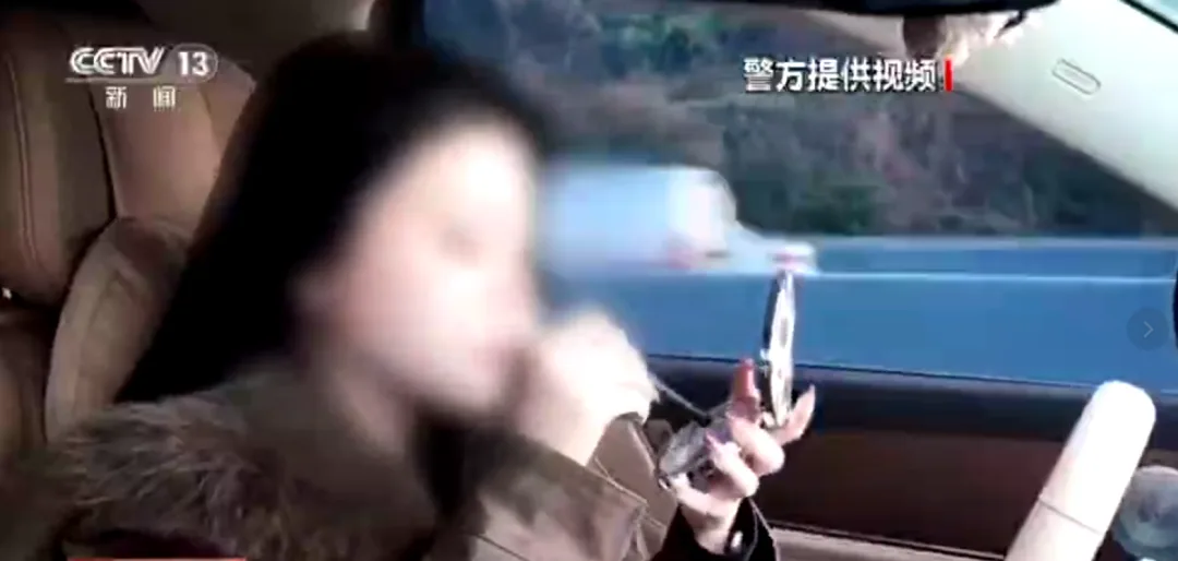 女子开辅助驾驶在高速上化妆吃东西 被温州警方罚款200元记3分