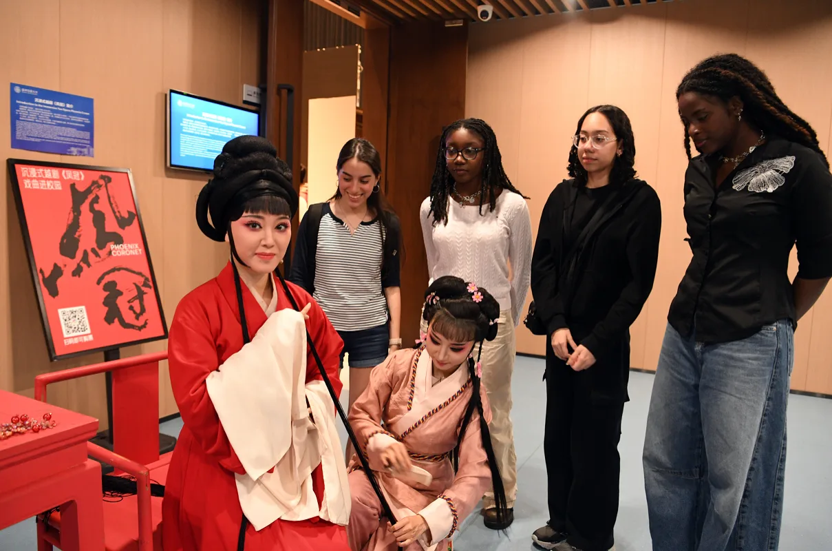沉浸式越剧《凤冠》在温肯上演 传统文化圈粉外籍师生