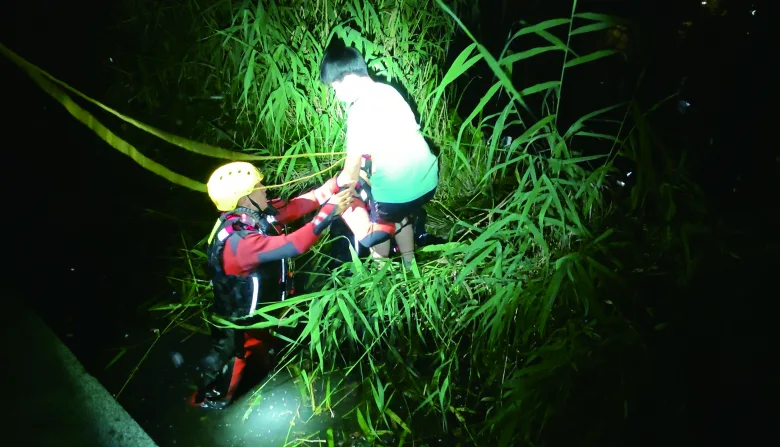 12岁男孩赌气跳河 消防温情化解险情