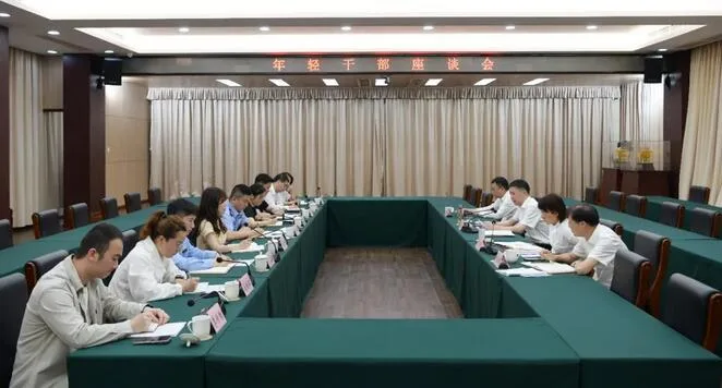 龙港市委书记林海涵与年轻干部座谈交流
