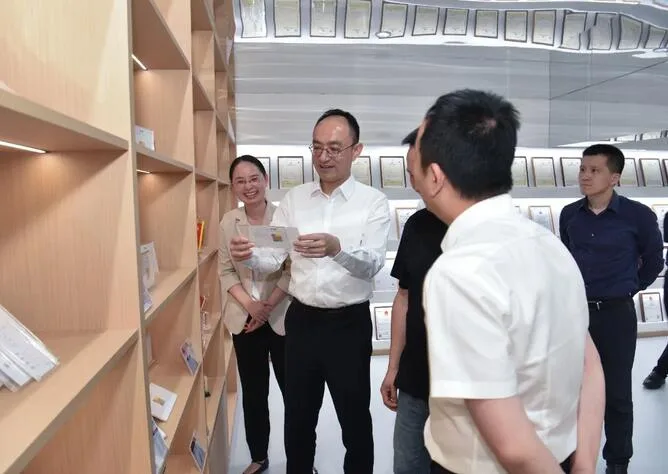 平阳县委书记孟晓斌调研时尚轻工走廊建设工作