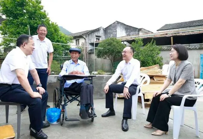 平阳县四套班子领导开展“七一”慰问活动