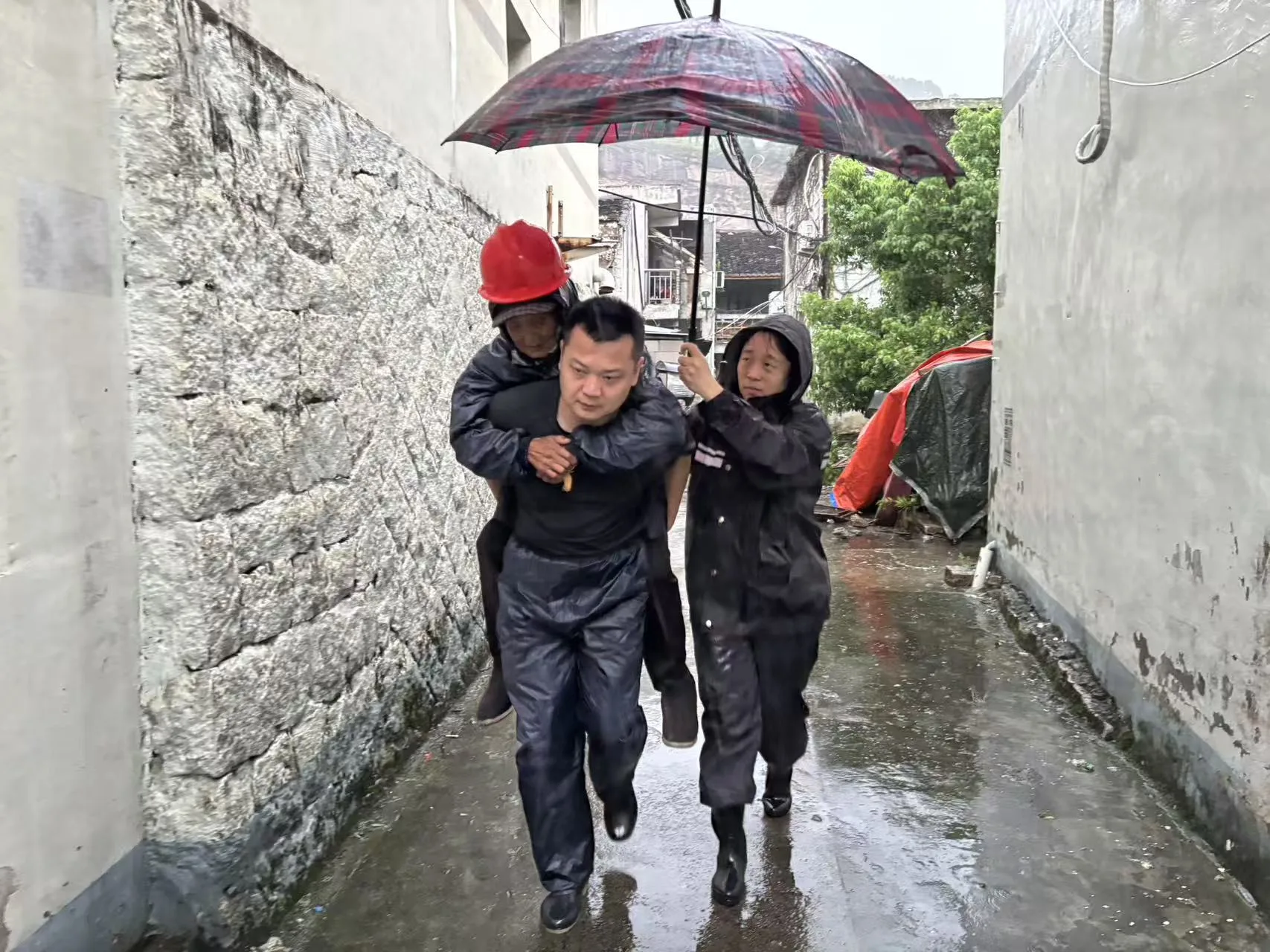 风雨躬身护平安！龙湾永中街道干部背送高龄老人安全转移